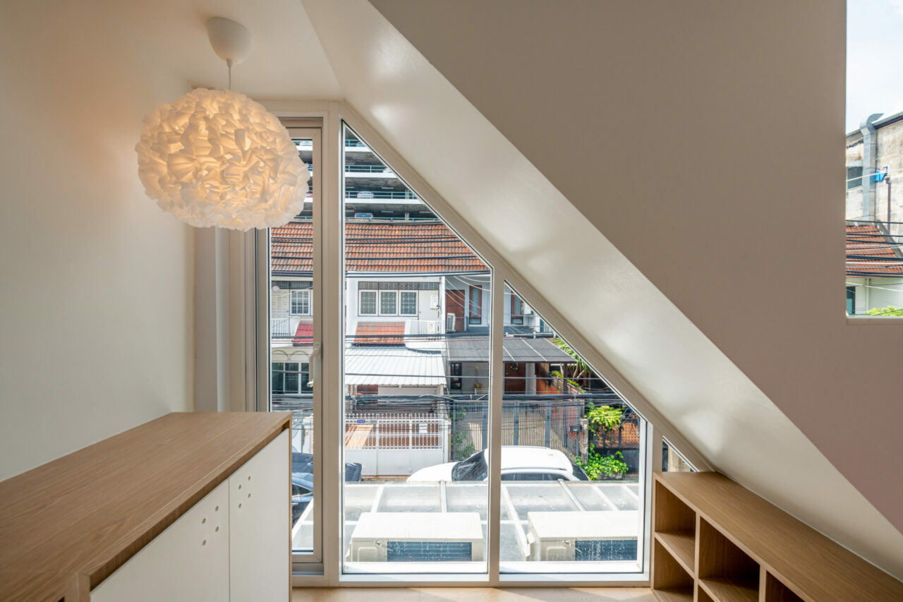 หน้าต่างบานกระทุ้ง